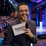 Tucco durante apresentação como Mestre de Cerimônias no Fórum de Gestores da Bett Brasil 2026.