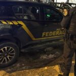 policial-federal-parado-em-frente-a-carro-da-pf