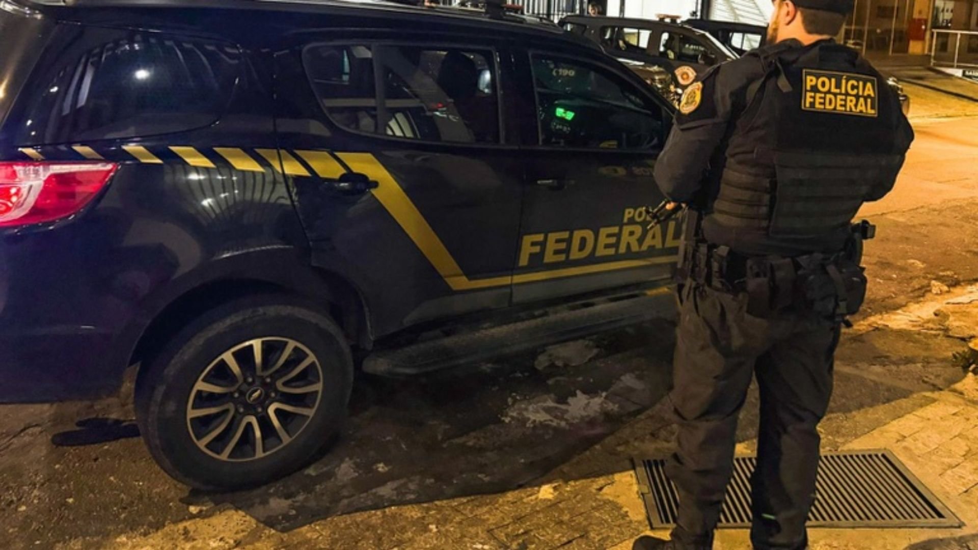 policial-federal-parado-em-frente-a-carro-da-pf