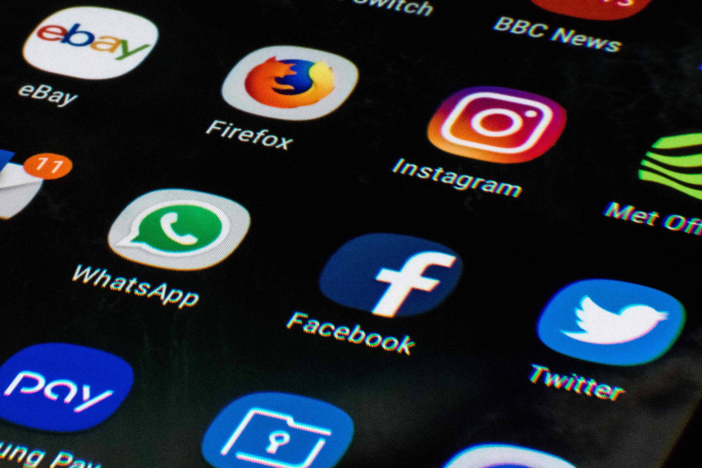 Tela de smartphone exibindo ícones de aplicativos como eBay, Firefox, Instagram, WhatsApp com 11 notificações, Facebook, Twitter, Samsung Pay e um aplicativo de segurança.