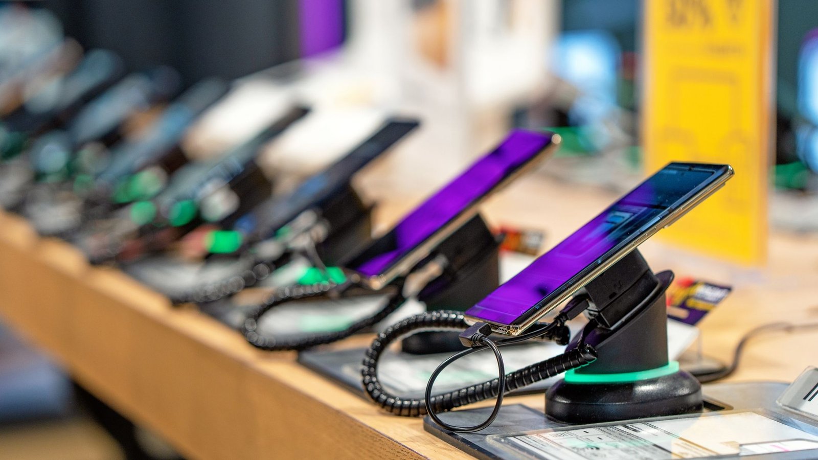 Brasileiros trocam celulares novos por seminovos premium, diz relatório