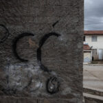 Muro de concreto com grafite preto escrito