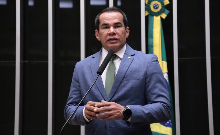 Deputado Defensor Stélio Dener fala ao microfone