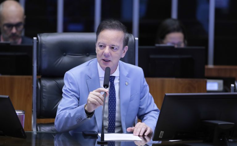 Deeputado Ismael fala ao microfone