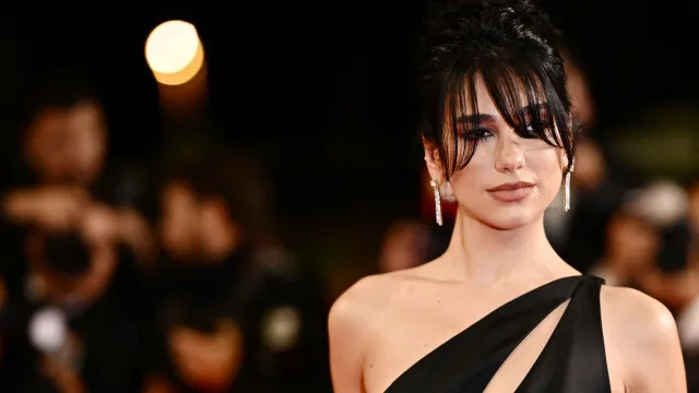 Dua Lipa inaugura biblioteca em Portugal com livros censurados
