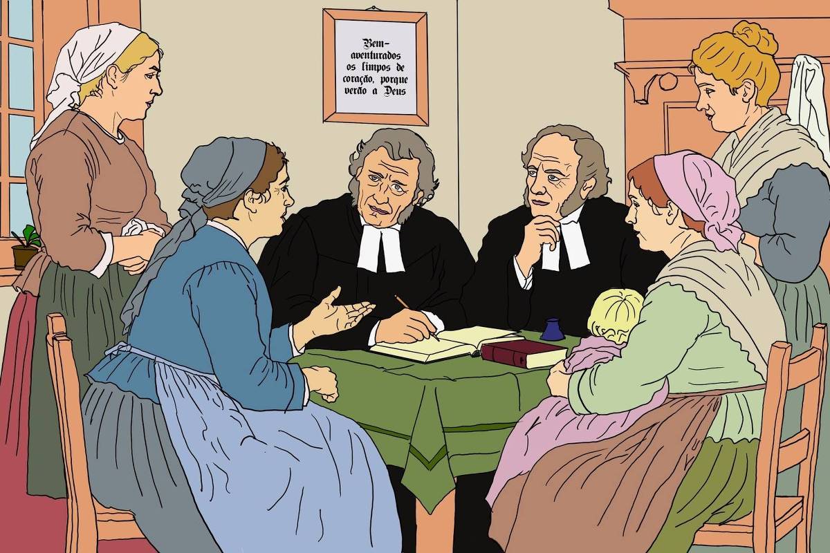 Quatro mulheres vestidas com roupas antigas, duas delas sentadas e duas em pé ao redor de uma mesa forrada com uma toalha verde, conversam com dois homens de vestes pretas formais. Um dos homens escreve em um livro aberto sobre a mesa. Ao fundo, quadro na parede com texto religioso em português.