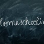 Quadro negro com a palavra homeschooling