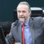 Deputado Pedro Uczai (PT-SC) em reunião na Câmara dos Deputados