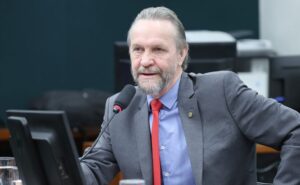 Deputado Pedro Uczai (PT-SC) em reunião na Câmara dos Deputados