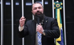 Deputado Delegado Paulo Bilynskyj fala ao microfone