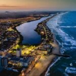 Vista aérea de uma cidade litorânea