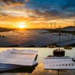 Usina de energia solar com extensos painéis fotovoltaicos ao pôr do sol, linhas de transmissão ao fundo e, em primeiro plano, documentos tributários, gráficos financeiros e uma balança da justiça, simbolizando o debate sobre tributação e transição energética no Brasil.