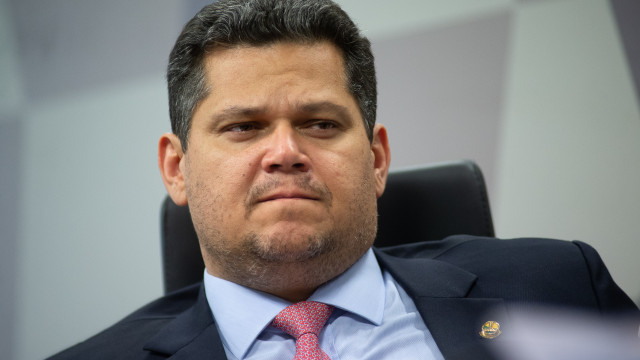 Líder do PT chama Alcolumbre de 'inimigo' do fim da 6x1, e senador diz não tolerar ameaça