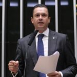 Deputado Sérgio Santos Rodrigues fala ao microfone