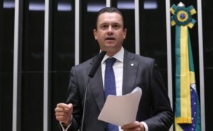 Deputado Sérgio Santos Rodrigues fala ao microfone