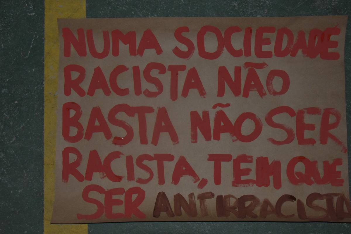 Pôster produzido por estudante do Colégio Equipe após protesto antirracista no Shopping Higienópolis