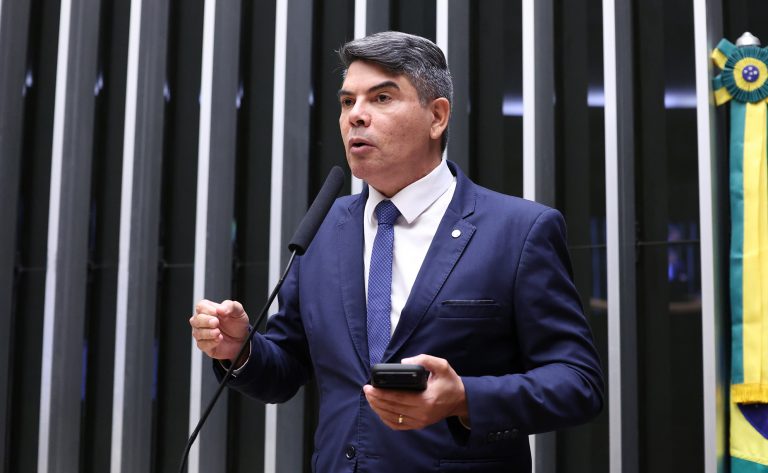 Deputado Messias Donato (União-ES) fala no Plenário da Câmara dos Deputados