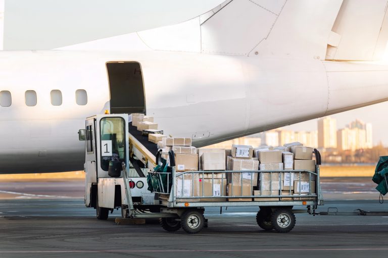 Mercadorias sendo embarcadas em avião de carga - remessa expressa