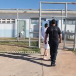 Agente socioeducativo conduz adolescente em conflito com a lei em Unidade de Internação Socioeducativa no Distrito Federal