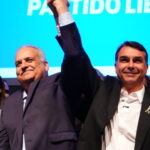 Flávio chega a Copacabana para ato de lançamento da campanha