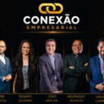 Participantes do Conexão Empresarial reunidos na identidade visual oficial do evento.