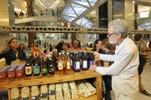 Banca em evento com alimentos artesanais (sucos, geleia)