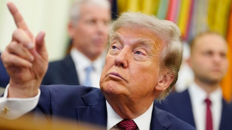 Trump “comemora” vitória de socialista em primária nos EUA