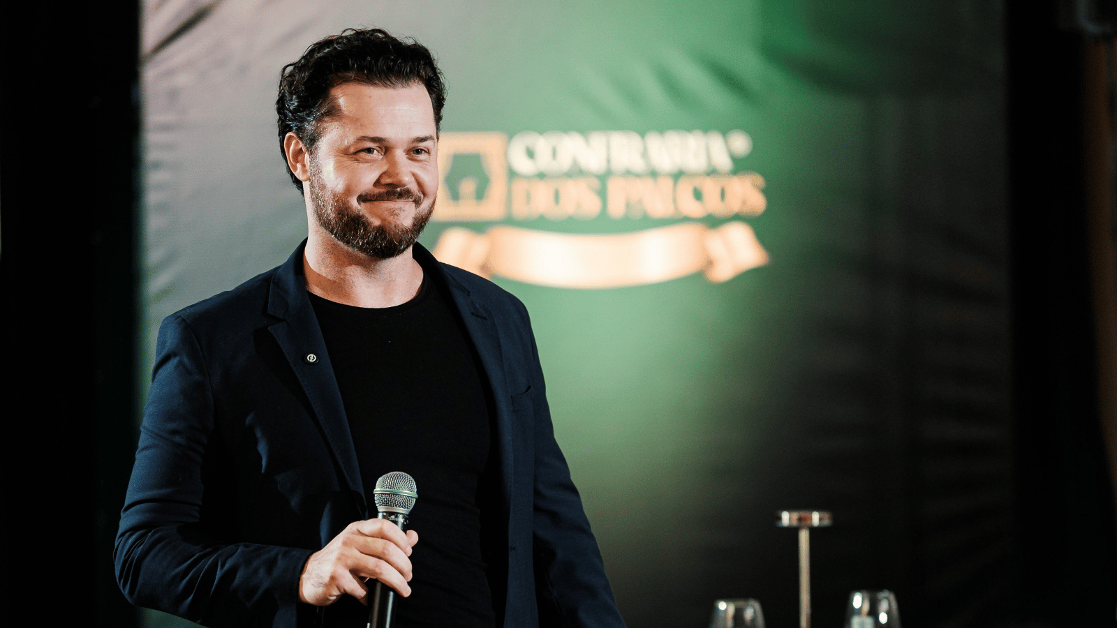 Marcelo de Lara durante palestra na Confraria dos Palcos sobre liderança e alta performance
