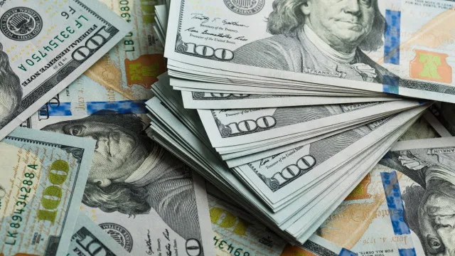 Dólar fecha em queda e Bolsa sobe com mercado de olho em emprego e eleições