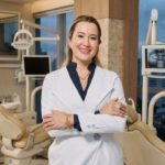 Dra. Ester Abrantes em clínica odontológica, ambiente de atuação na odontologia estética em São Paulo.