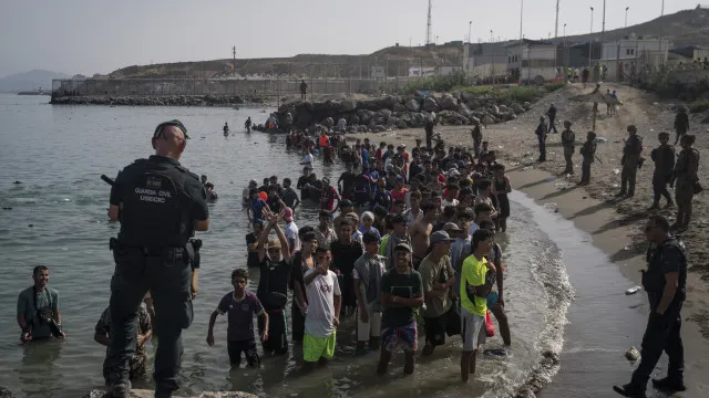 Inteligência espanhola alertou Marrocos e Madri sobre chegada de imigrantes a Ceuta