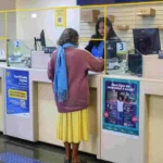Cliente sendo atendido no balcão de uma agência dos Correios em Brasília