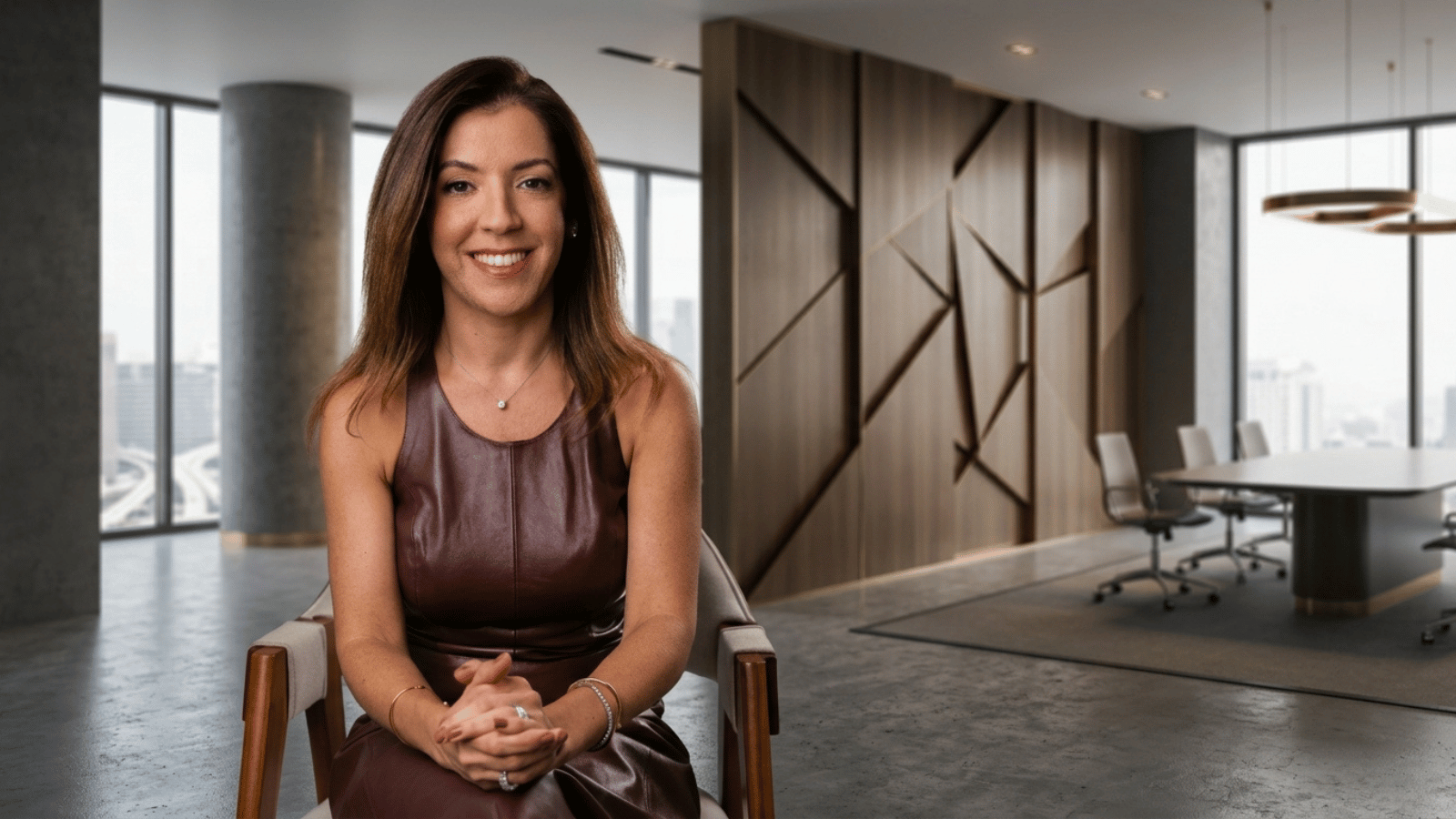 Mirella Franco Mello em ambiente executivo, em coluna sobre o papel do advisor nas decisões e trajetórias profissionais.