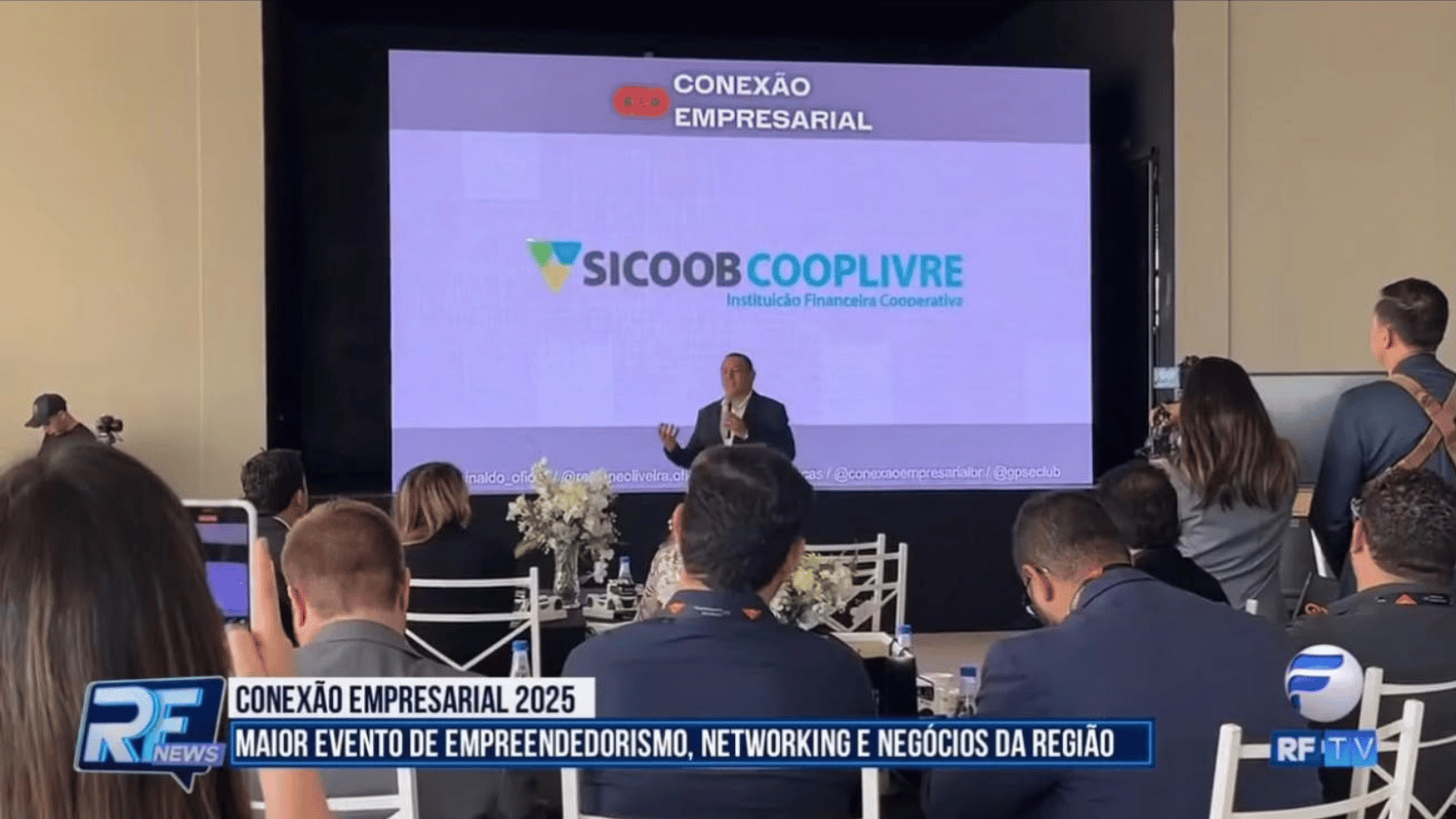 Sicoob Cooplivre em destaque no palco do Conexão Empresarial durante edição anterior do evento.