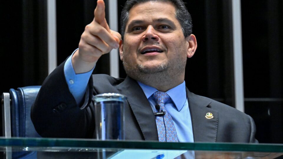 Alcolumbre marca votação da PEC do fim da escala 6x1 para próxima quarta (14)