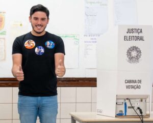 Alvinho Lira torna-se o deputado mais jovem da história; Magda Mofatto é a mais idosa entre os eleitos