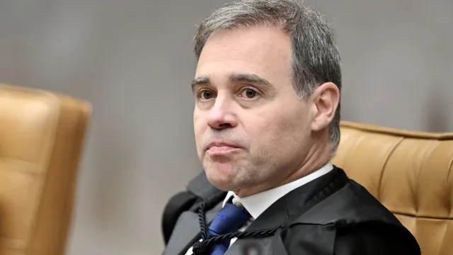 André Mendonça suspende propaganda de Lula que vincula Flávio Bolsonaro às milícias