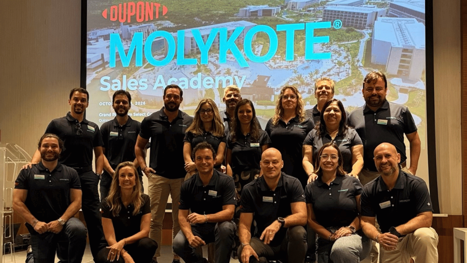 Participantes da MOLYKOTE Sales Academy 2026 reunidos em Cancún, no México, durante encontro internacional de distribuidores do setor industrial.
