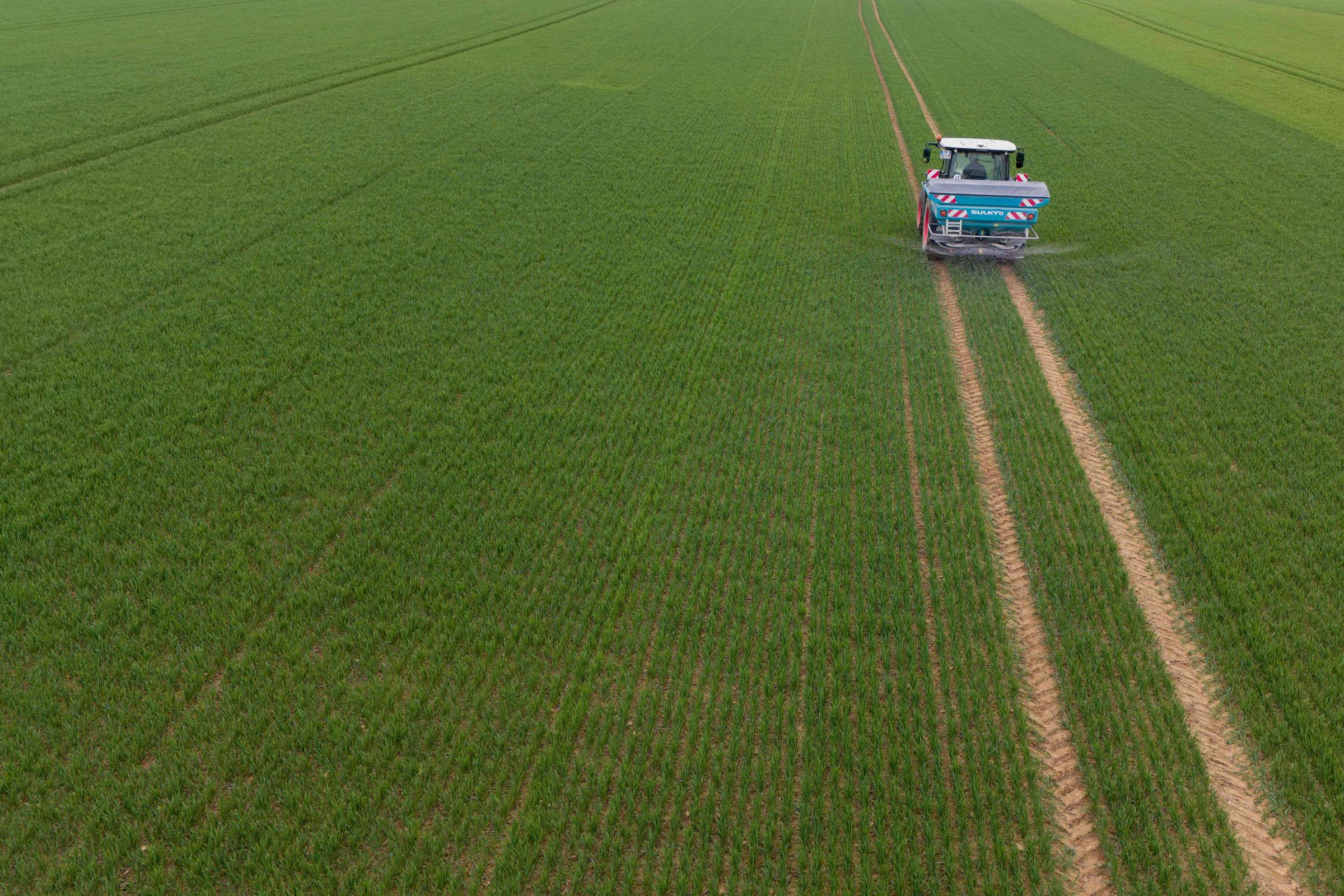 Máquina agrícola despeja fertilizante em campo de Angervilliers, na França