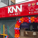 Fachada da KNN Idiomas em Taboão da Serra, São Paulo, com identidade visual da escola e entrada decorada com balões coloridos.