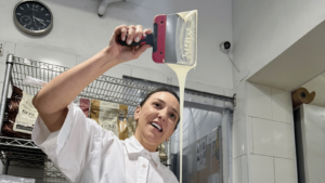 Luciana Machado, fundadora da Lu Chocolates, trabalha com chocolate branco no ateliê em Santo André.