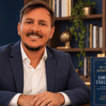 Luciano Fontinele, autor do livro De Caixa de Supermercado a Diretor Executivo, aparece em ambiente corporativo, sentado à mesa, ao lado de sua obra sobre carreira e liderança.