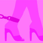 Ilustração de fundo cor-de-rosa claro. Ao centro da ilustração um par de pernas aparece sobre sapatos de salto, que têm um tom de rosa mais escuro. Uma das pernas está acorrentada pelo calcanhar e a corrente escorre para o final da ilustração.