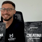Victor Wandeveld, fundador da Hyprex, apresenta embalagens de creatina da sua marca própria de suplementos alimentares.