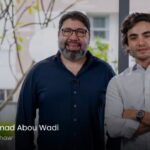 Mohamad Abou Wadi ao lado de executivo da PIB Education em ambiente corporativo.